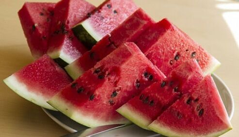 Étvágygerjesztően szeletelt szép, érett, piros görögdinnye szeletek